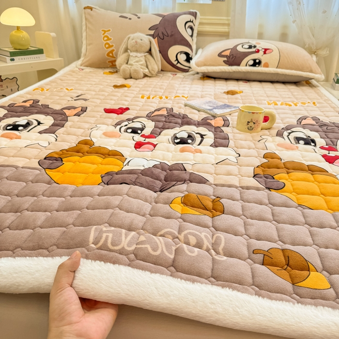 91家纺网 家纺一手货源 找家纺 梦初语 2025新款牛奶绒印花夹棉加厚款床护垫褥子大床场景-直播爆款（夹棉200克） 顽皮鼠