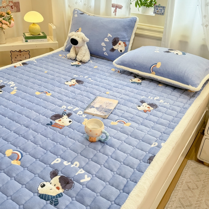 91家纺网 家纺一手货源 找家纺 梦初语 2025新款牛奶绒印花夹棉加厚款床护垫褥子大床场景-直播爆款（夹棉200克） 汪汪星球