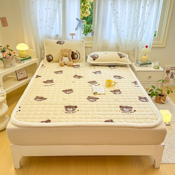 91家纺网 家纺一手货源 找家纺 梦初语 2025新款牛奶绒印花夹棉加厚款床护垫褥子大床场景-直播爆款（夹棉200克） 唯美小熊