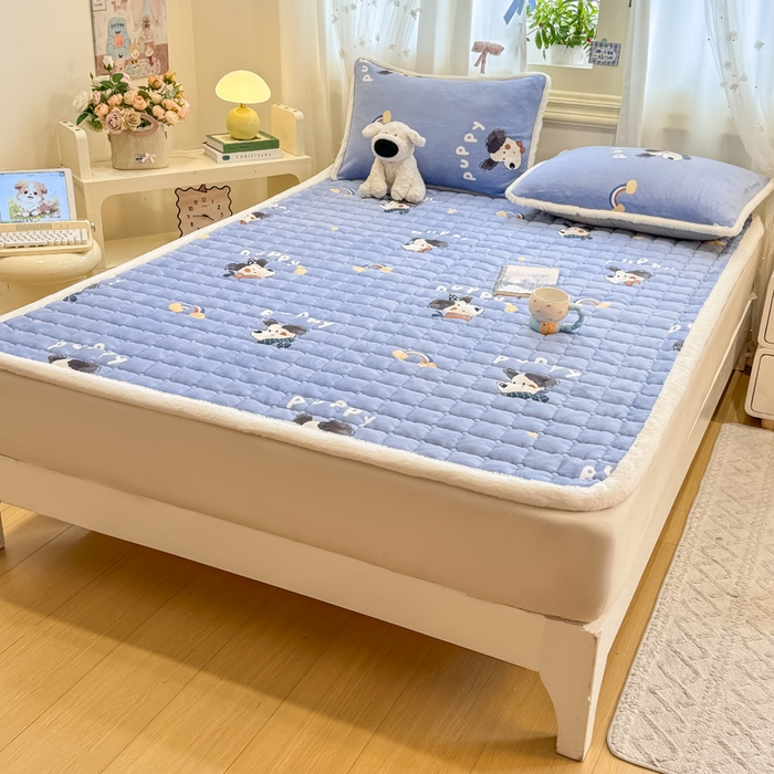 91家纺网 家纺一手货源 找家纺 梦初语 2025新款牛奶绒印花夹棉加厚款床护垫褥子大床场景-直播爆款（夹棉200克） 汪汪星球