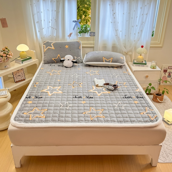 91家纺网 家纺一手货源 找家纺 梦初语 2025新款牛奶绒印花夹棉加厚款床护垫褥子大床场景-直播爆款（夹棉200克） 繁星