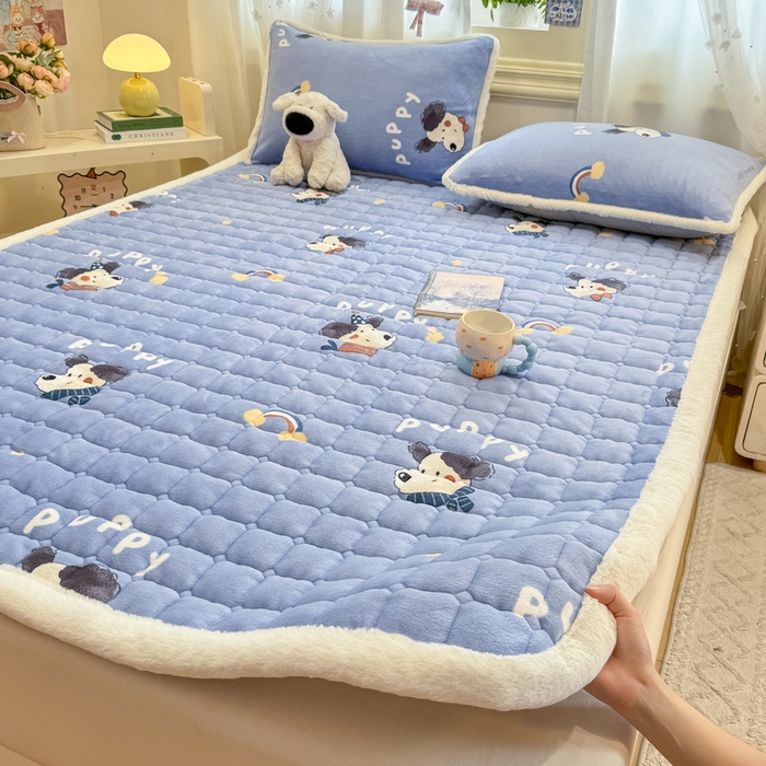 91家纺网 家纺一手货源 找家纺 梦初语 2025新款牛奶绒印花夹棉加厚款床护垫褥子大床场景-直播爆款（夹棉200克） 汪汪星球