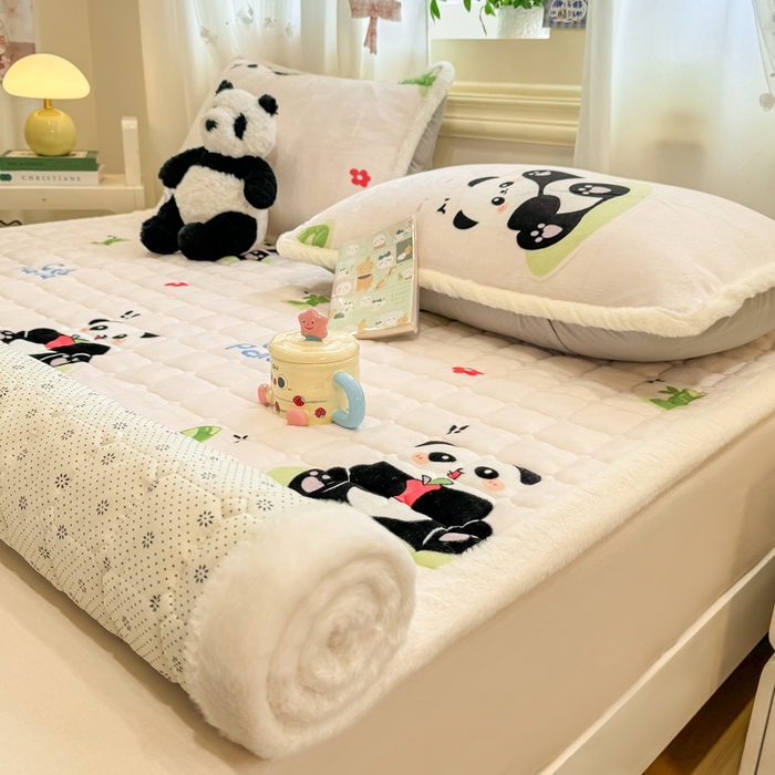 91家纺网 家纺一手货源 找家纺 梦初语 2025新款牛奶绒印花夹棉加厚款床护垫褥子大床场景-直播爆款（夹棉200克） 快乐panda
