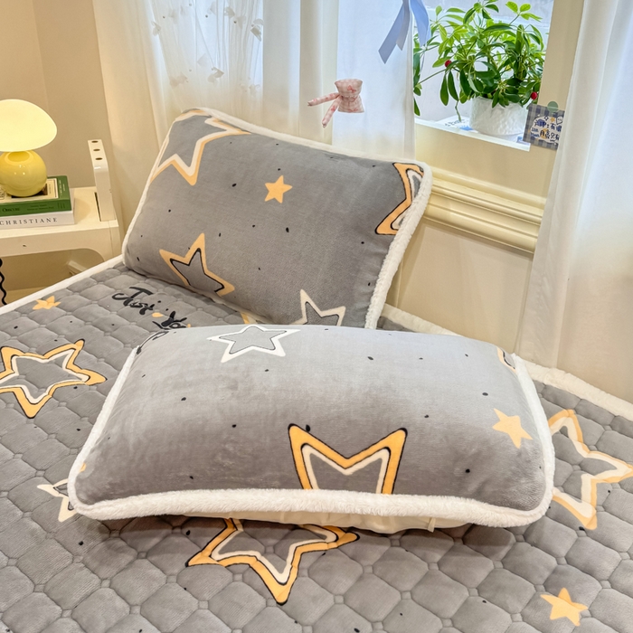 91家纺网 家纺一手货源 找家纺 梦初语 2025新款牛奶绒印花夹棉加厚款床护垫褥子大床场景-直播爆款（夹棉200克） 繁星