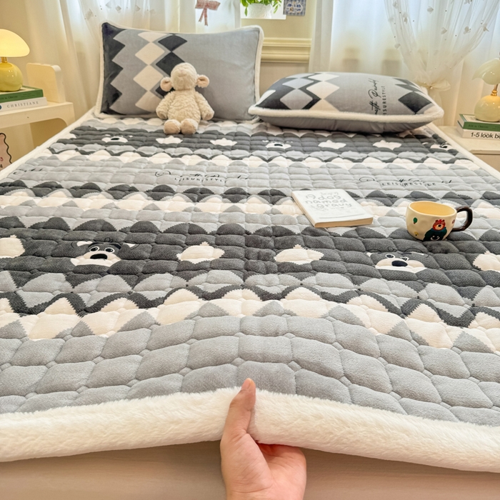 91家纺网 家纺一手货源 找家纺 梦初语 2025新款牛奶绒印花夹棉加厚款床护垫褥子大床场景-直播爆款（夹棉200克） 格调