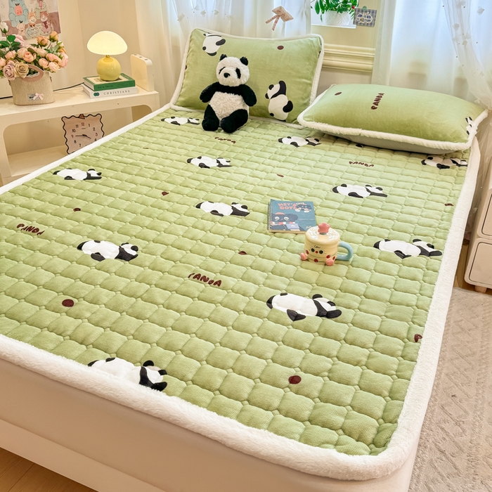 91家纺网 家纺一手货源 找家纺 梦初语 2025新款牛奶绒印花夹棉加厚款床护垫褥子大床场景-直播爆款（夹棉200克） 熊猫乐园