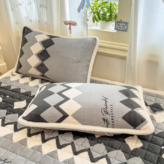 91家纺网 家纺一手货源 找家纺 梦初语 2025新款牛奶绒印花夹棉加厚款床护垫褥子大床场景-直播爆款（夹棉200克） 格调