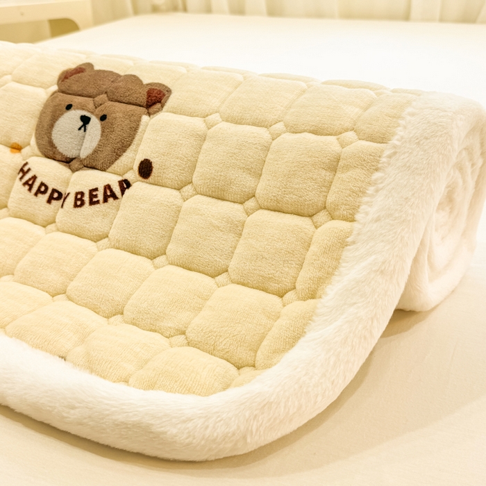 91家纺网 家纺一手货源 找家纺 梦初语 2025新款牛奶绒印花夹棉加厚款床护垫褥子大床场景-直播爆款（夹棉200克） 唯美小熊