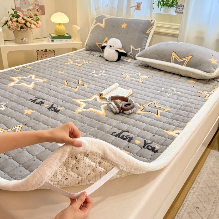 91家纺网 家纺一手货源 找家纺 梦初语 2025新款牛奶绒印花夹棉加厚款床护垫褥子大床场景-直播爆款（夹棉200克） 繁星