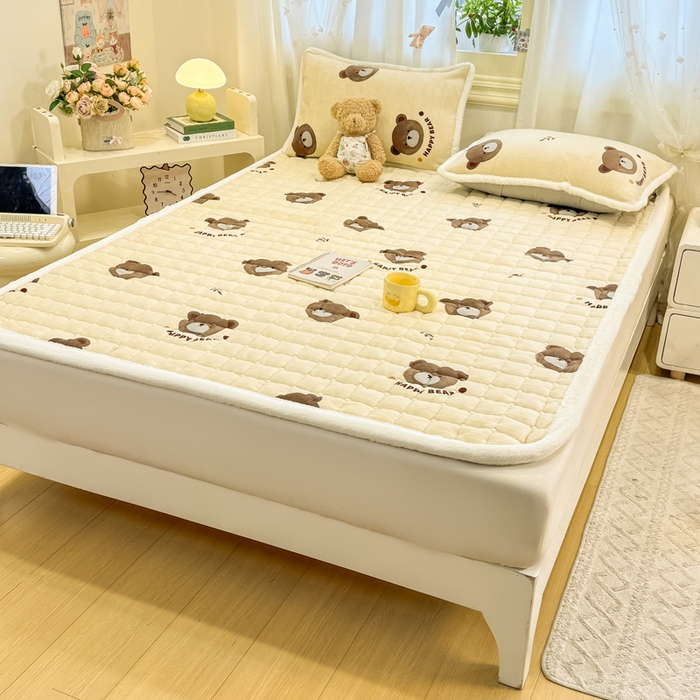 91家纺网 家纺一手货源 找家纺 （总）梦初语 2025新款牛奶绒印花夹棉加厚款床护垫褥子大床场景-直播爆款（夹棉200克）