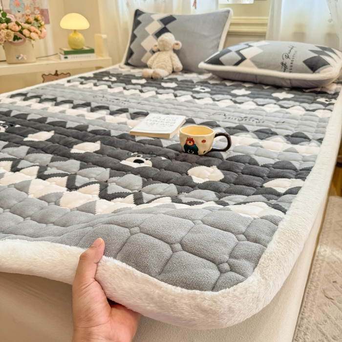 91家纺网 家纺一手货源 找家纺 梦初语 2025新款牛奶绒印花夹棉加厚款床护垫褥子大床场景-直播爆款（夹棉200克） 格调