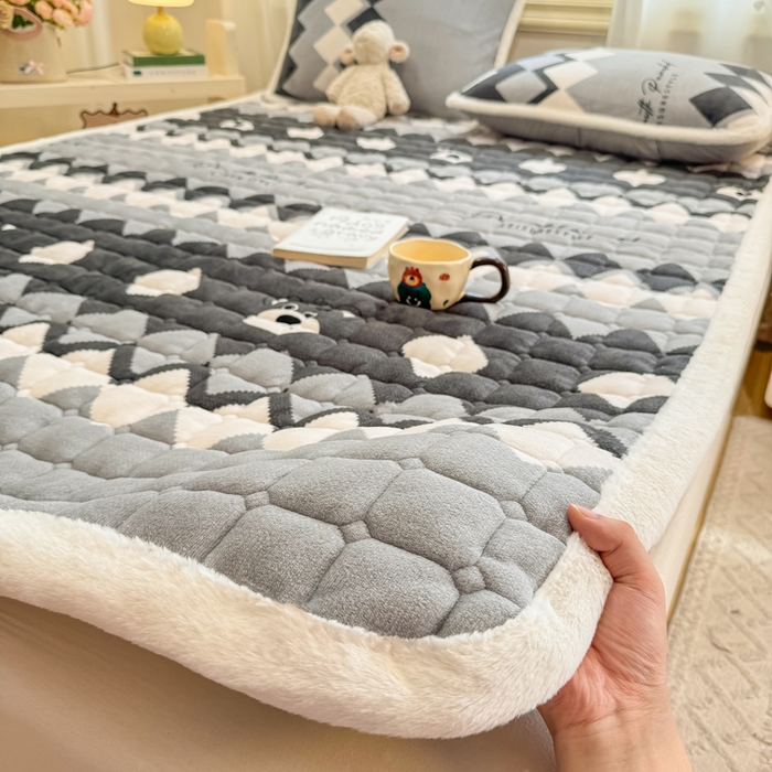 91家纺网 家纺一手货源 找家纺 梦初语 2025新款牛奶绒印花夹棉加厚款床护垫褥子大床场景-直播爆款（夹棉200克） 格调