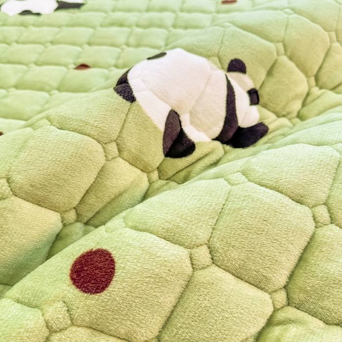 91家纺网 家纺一手货源 找家纺 梦初语 2025新款牛奶绒印花夹棉加厚款床护垫褥子大床场景-直播爆款（夹棉200克） 熊猫乐园