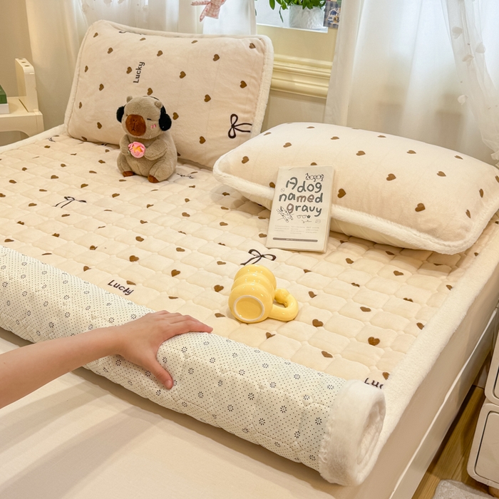 91家纺网 家纺一手货源 找家纺 梦初语 2025新款牛奶绒印花夹棉加厚款床护垫褥子大床场景-直播爆款（夹棉200克） 奶油爱心