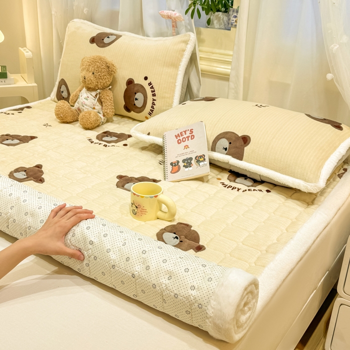 91家纺网 家纺一手货源 找家纺 梦初语 2025新款牛奶绒印花夹棉加厚款床护垫褥子大床场景-直播爆款（夹棉200克） 唯美小熊