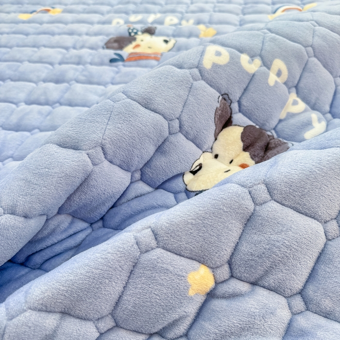 91家纺网 家纺一手货源 找家纺 梦初语 2025新款牛奶绒印花夹棉加厚款床护垫褥子大床场景-直播爆款（夹棉200克） 汪汪星球