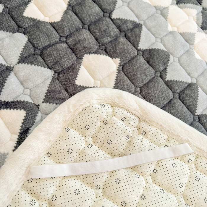 91家纺网 家纺一手货源 找家纺 梦初语 2025新款牛奶绒印花夹棉加厚款床护垫褥子大床场景-直播爆款（夹棉200克） 格调