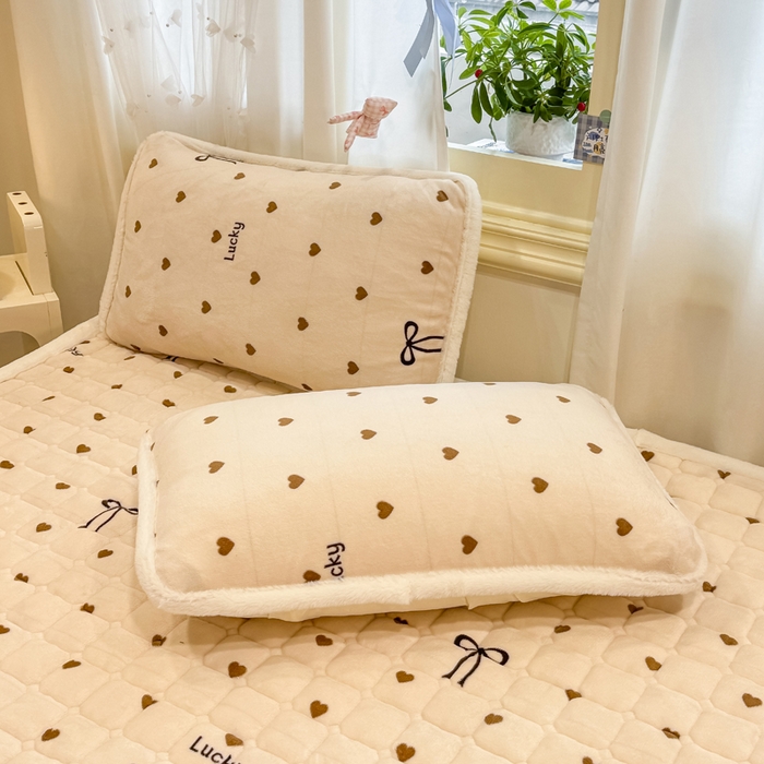 91家纺网 家纺一手货源 找家纺 梦初语 2025新款牛奶绒印花夹棉加厚款床护垫褥子大床场景-直播爆款（夹棉200克） 奶油爱心