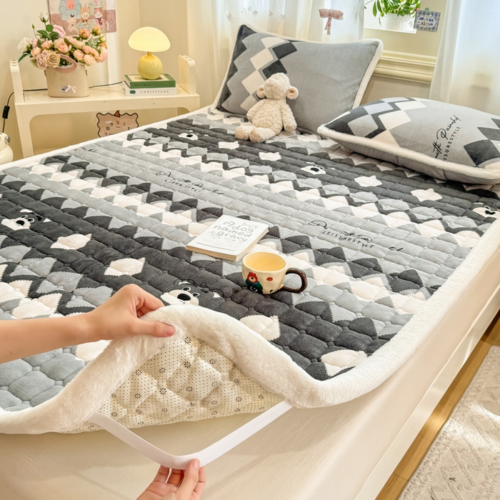 91家纺网 家纺一手货源 找家纺 梦初语 2025新款牛奶绒印花夹棉加厚款床护垫褥子大床场景-直播爆款（夹棉200克） 格调