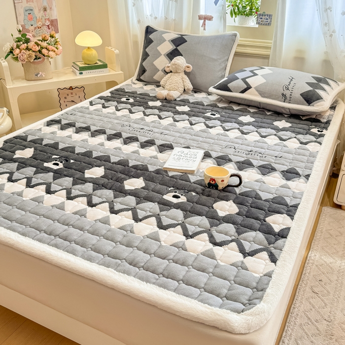 梦初语 2025新款牛奶绒印花夹棉加厚款床护垫褥子大床场景-直播爆款（夹棉200克） 格调