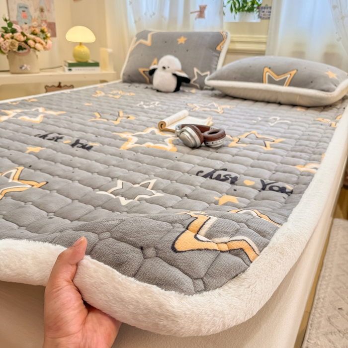 91家纺网 家纺一手货源 找家纺 梦初语 2025新款牛奶绒印花夹棉加厚款床护垫褥子大床场景-直播爆款（夹棉200克） 繁星