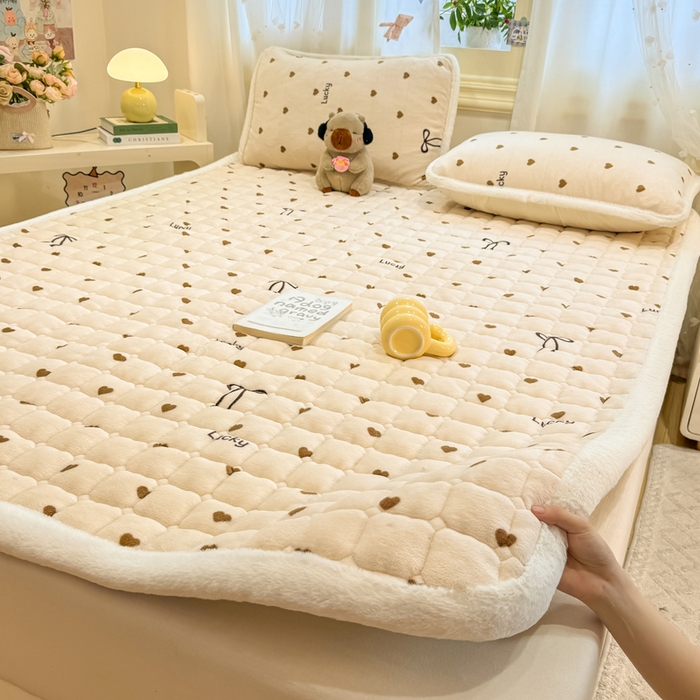 91家纺网 家纺一手货源 找家纺 梦初语 2025新款牛奶绒印花夹棉加厚款床护垫褥子大床场景-直播爆款（夹棉200克） 奶油爱心