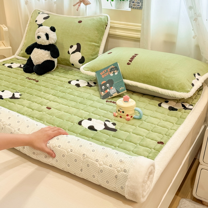 91家纺网 家纺一手货源 找家纺 梦初语 2025新款牛奶绒印花夹棉加厚款床护垫褥子大床场景-直播爆款（夹棉200克） 熊猫乐园