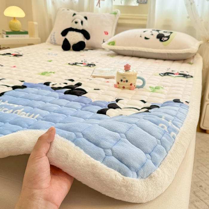 91家纺网 家纺一手货源 找家纺 梦初语 2025新款牛奶绒印花夹棉加厚款床护垫褥子大床场景-直播爆款（夹棉200克） 快乐panda