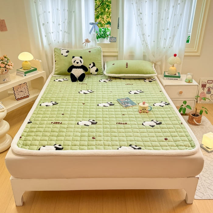 91家纺网 家纺一手货源 找家纺 梦初语 2025新款牛奶绒印花夹棉加厚款床护垫褥子大床场景-直播爆款（夹棉200克） 熊猫乐园