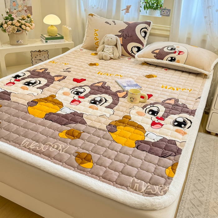 91家纺网 家纺一手货源 找家纺 梦初语 2025新款牛奶绒印花夹棉加厚款床护垫褥子大床场景-直播爆款（夹棉200克） 顽皮鼠