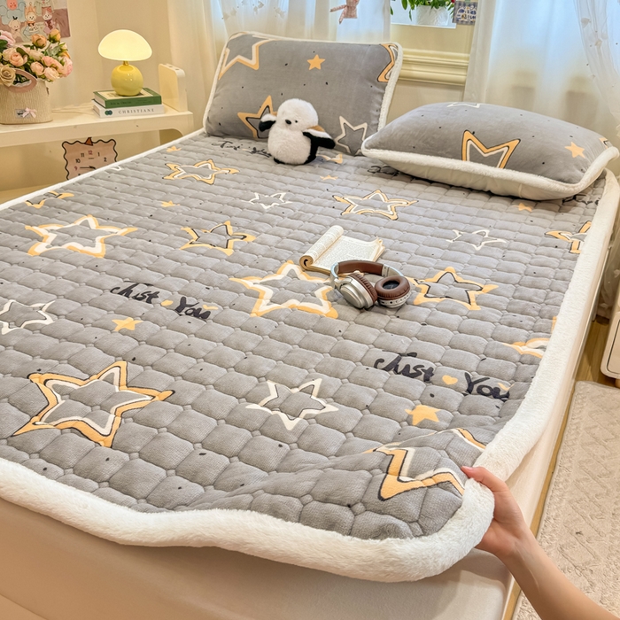 91家纺网 家纺一手货源 找家纺 梦初语 2025新款牛奶绒印花夹棉加厚款床护垫褥子大床场景-直播爆款（夹棉200克） 繁星