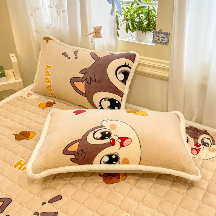 91家纺网 家纺一手货源 找家纺 梦初语 2025新款牛奶绒印花夹棉加厚款床护垫褥子大床场景-直播爆款（夹棉200克） 顽皮鼠