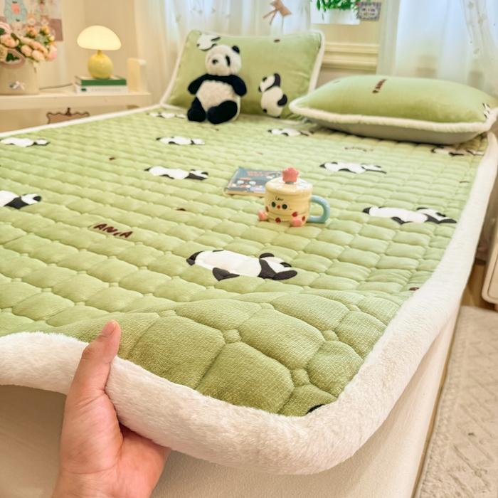 91家纺网 家纺一手货源 找家纺 梦初语 2025新款牛奶绒印花夹棉加厚款床护垫褥子大床场景-直播爆款（夹棉200克） 熊猫乐园