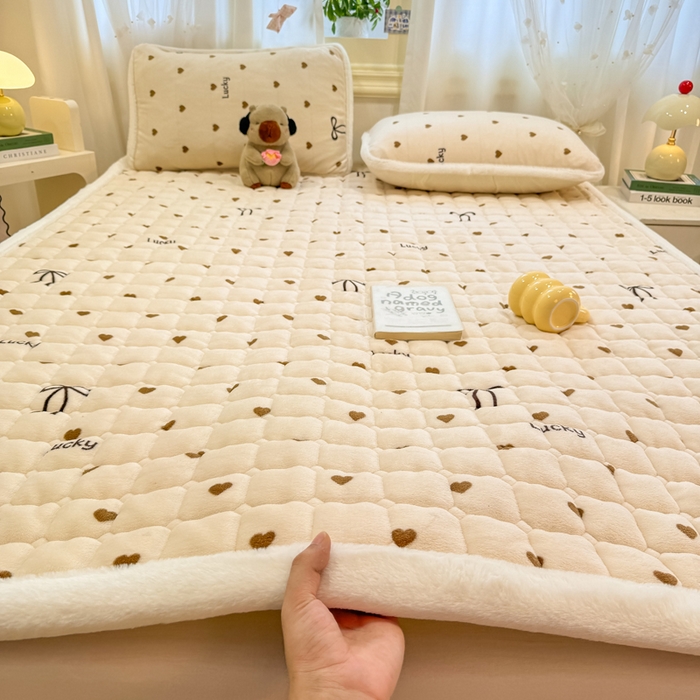 91家纺网 家纺一手货源 找家纺 梦初语 2025新款牛奶绒印花夹棉加厚款床护垫褥子大床场景-直播爆款（夹棉200克） 奶油爱心