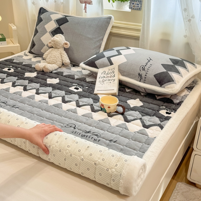 91家纺网 家纺一手货源 找家纺 梦初语 2025新款牛奶绒印花夹棉加厚款床护垫褥子大床场景-直播爆款（夹棉200克） 格调