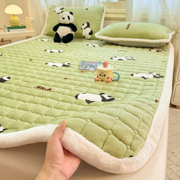 91家纺网 家纺一手货源 找家纺 梦初语 2025新款牛奶绒印花夹棉加厚款床护垫褥子大床场景-直播爆款（夹棉200克） 熊猫乐园