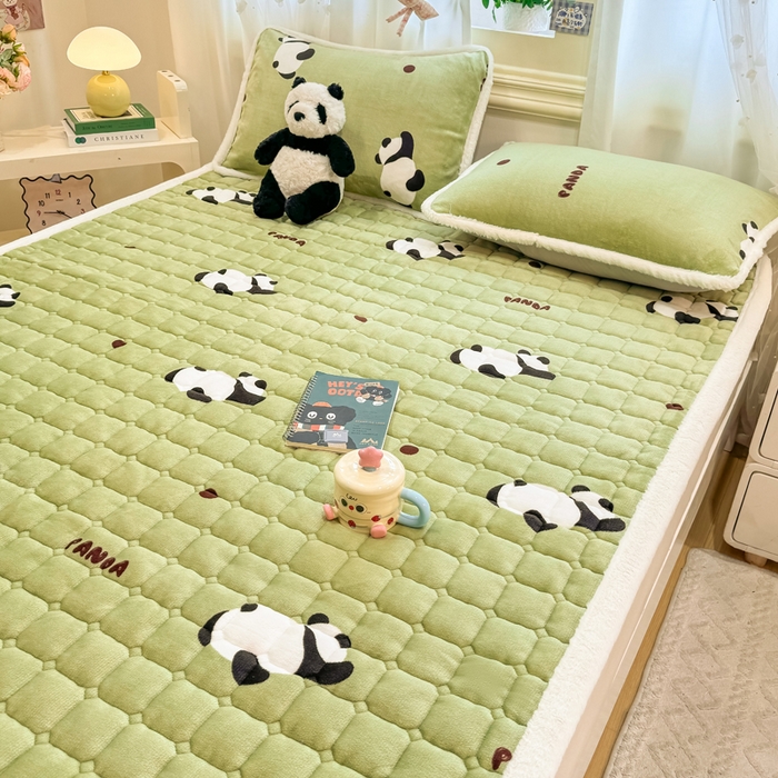 91家纺网 家纺一手货源 找家纺 梦初语 2025新款牛奶绒印花夹棉加厚款床护垫褥子大床场景-直播爆款（夹棉200克） 熊猫乐园