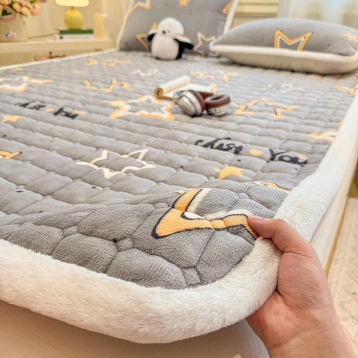 91家纺网 家纺一手货源 找家纺 梦初语 2025新款牛奶绒印花夹棉加厚款床护垫褥子大床场景-直播爆款（夹棉200克） 繁星