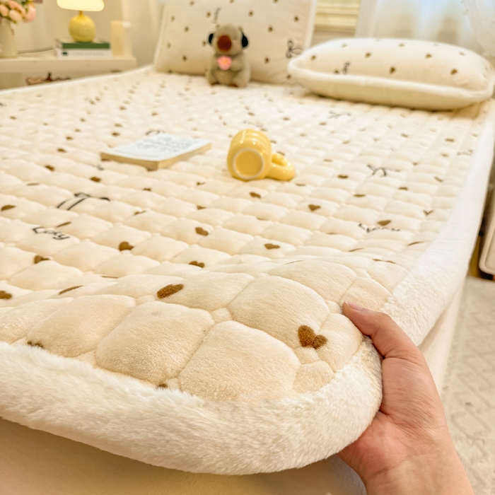 91家纺网 家纺一手货源 找家纺 梦初语 2025新款牛奶绒印花夹棉加厚款床护垫褥子大床场景-直播爆款（夹棉200克） 奶油爱心