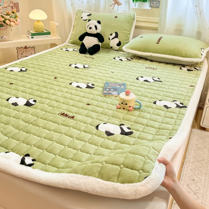 91家纺网 家纺一手货源 找家纺 梦初语 2025新款牛奶绒印花夹棉加厚款床护垫褥子大床场景-直播爆款（夹棉200克） 熊猫乐园