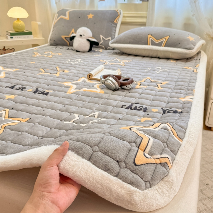 91家纺网 家纺一手货源 找家纺 梦初语 2025新款牛奶绒印花夹棉加厚款床护垫褥子大床场景-直播爆款（夹棉200克） 繁星