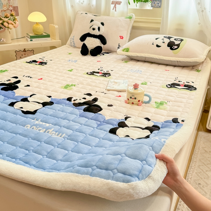 91家纺网 家纺一手货源 找家纺 梦初语 2025新款牛奶绒印花夹棉加厚款床护垫褥子大床场景-直播爆款（夹棉200克） 快乐panda