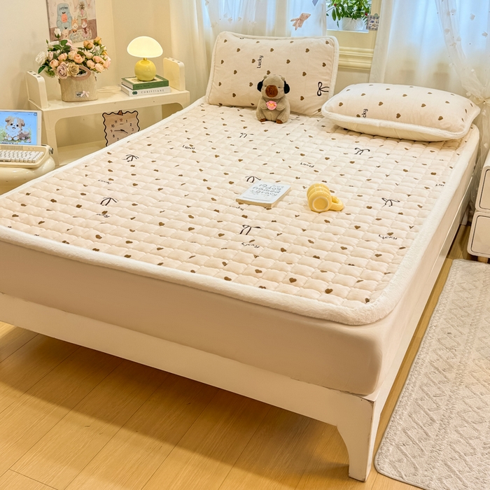 91家纺网 家纺一手货源 找家纺 梦初语 2025新款牛奶绒印花夹棉加厚款床护垫褥子大床场景-直播爆款（夹棉200克） 奶油爱心