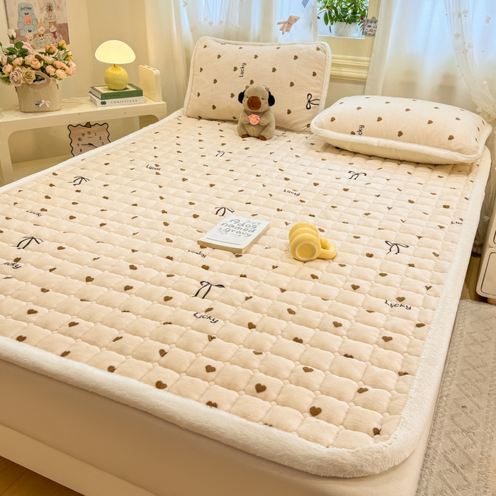 91家纺网 家纺一手货源 找家纺 梦初语 2025新款牛奶绒印花夹棉加厚款床护垫褥子大床场景-直播爆款（夹棉200克） 奶油爱心