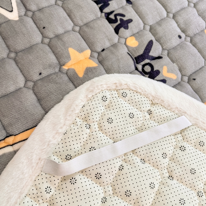 91家纺网 家纺一手货源 找家纺 梦初语 2025新款牛奶绒印花夹棉加厚款床护垫褥子大床场景-直播爆款（夹棉200克） 繁星