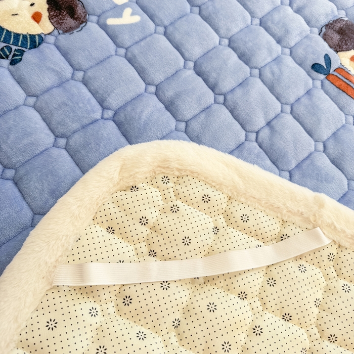 91家纺网 家纺一手货源 找家纺 梦初语 2025新款牛奶绒印花夹棉加厚款床护垫褥子大床场景-直播爆款（夹棉200克） 汪汪星球