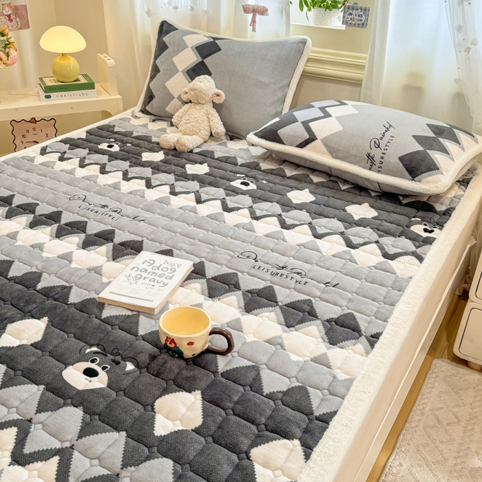 91家纺网 家纺一手货源 找家纺 梦初语 2025新款牛奶绒印花夹棉加厚款床护垫褥子大床场景-直播爆款（夹棉200克） 格调