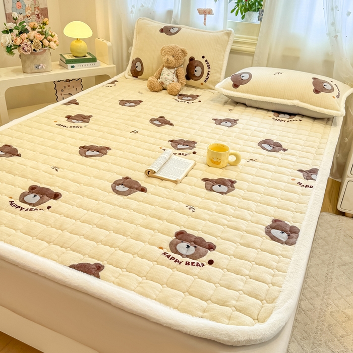 91家纺网 家纺一手货源 找家纺 （总）梦初语 2025新款牛奶绒印花夹棉加厚款床护垫褥子大床场景-直播爆款（夹棉200克）