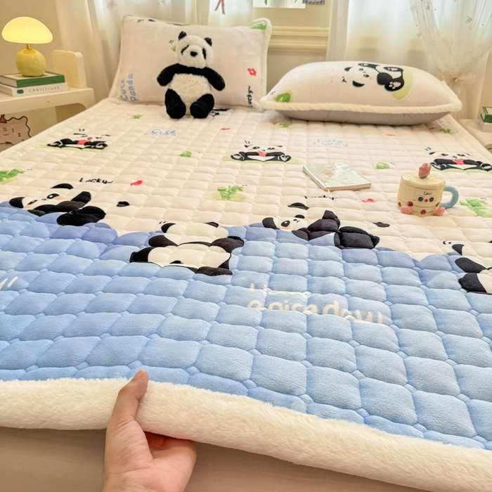 91家纺网 家纺一手货源 找家纺 梦初语 2025新款牛奶绒印花夹棉加厚款床护垫褥子大床场景-直播爆款（夹棉200克） 快乐panda