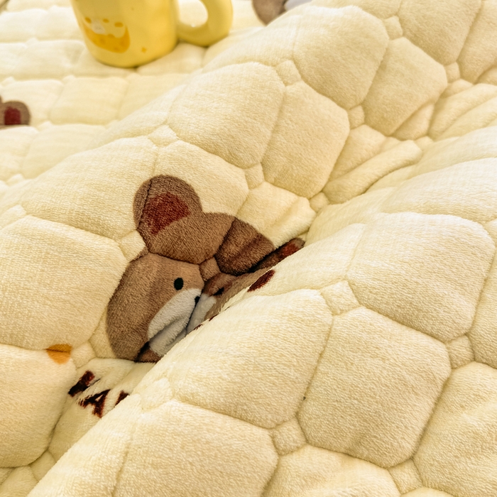 91家纺网 家纺一手货源 找家纺 梦初语 2025新款牛奶绒印花夹棉加厚款床护垫褥子大床场景-直播爆款（夹棉200克） 唯美小熊